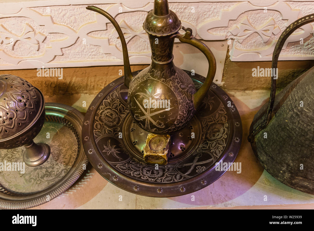 Vintage Saudi Kaffeekanne und Tablett mit künstlerischen Gravuren Stockfoto