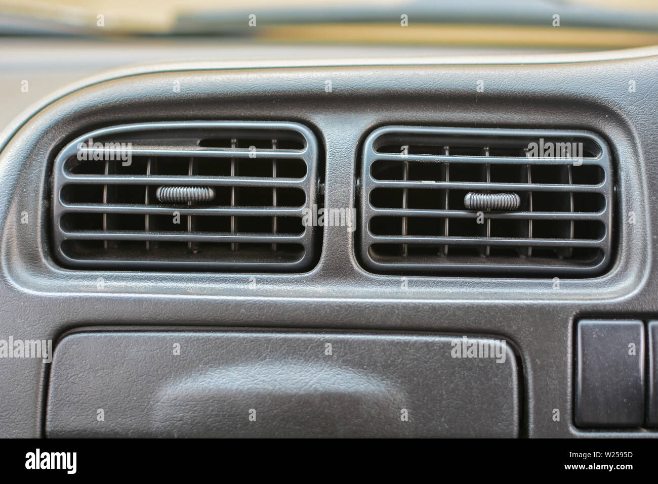 Auto Details | Details | Wachs | Abstauben | Schützen | sauber | Frottee | Pinsel | Dirty | Polnisch | Glänzend | Schwarze Auto Stockfoto