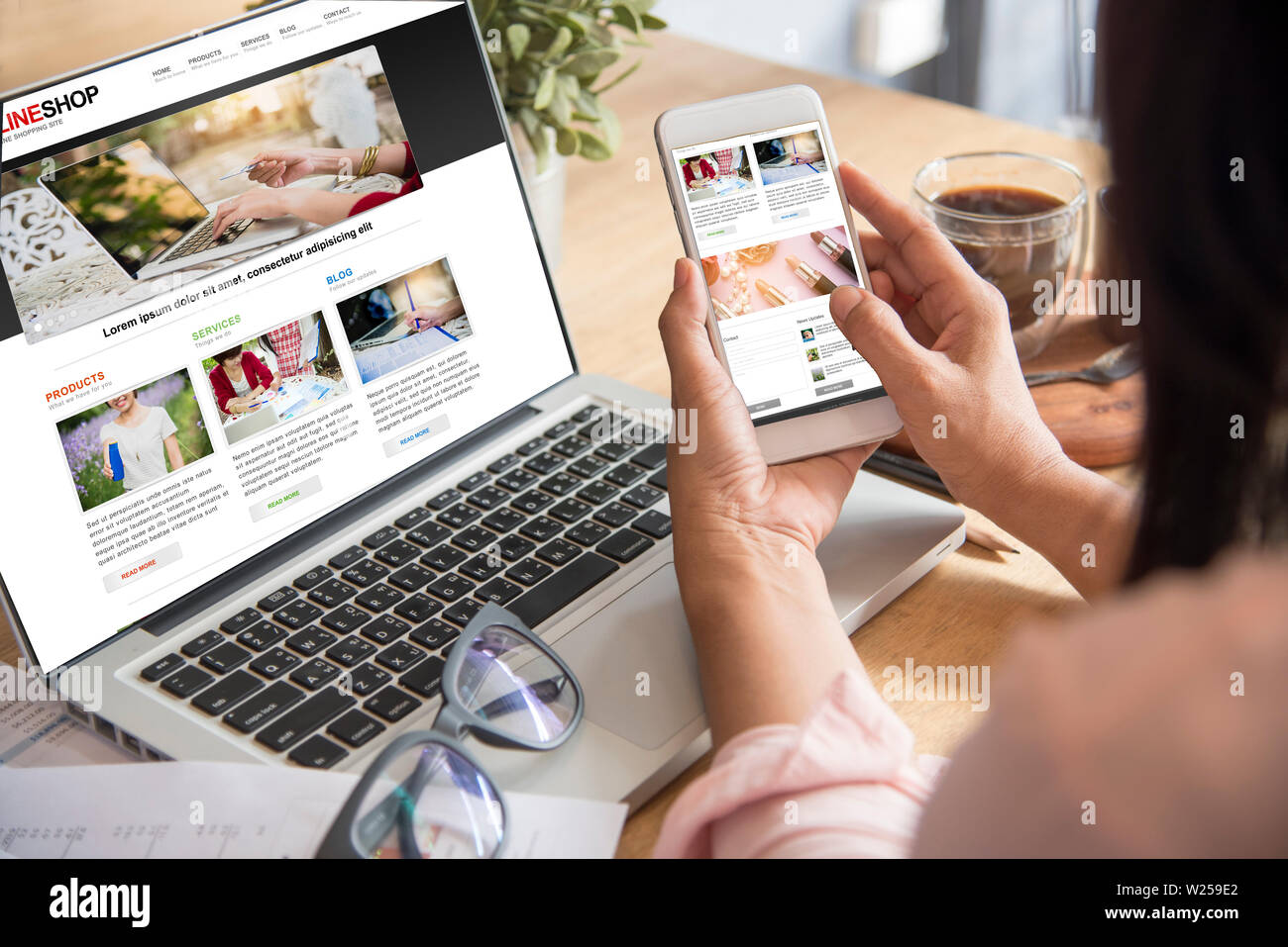 Schöne Frau erforschen Online-shopping Website. Stockfoto