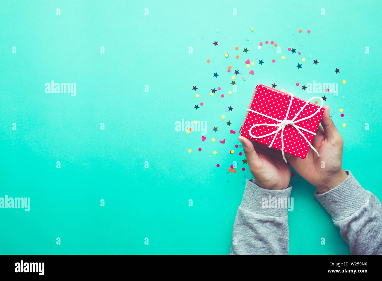 Nettes Geschenk Box in Mädchen Hand. Feier Jubiläum und Partei Konzepte Ideen Stockfoto