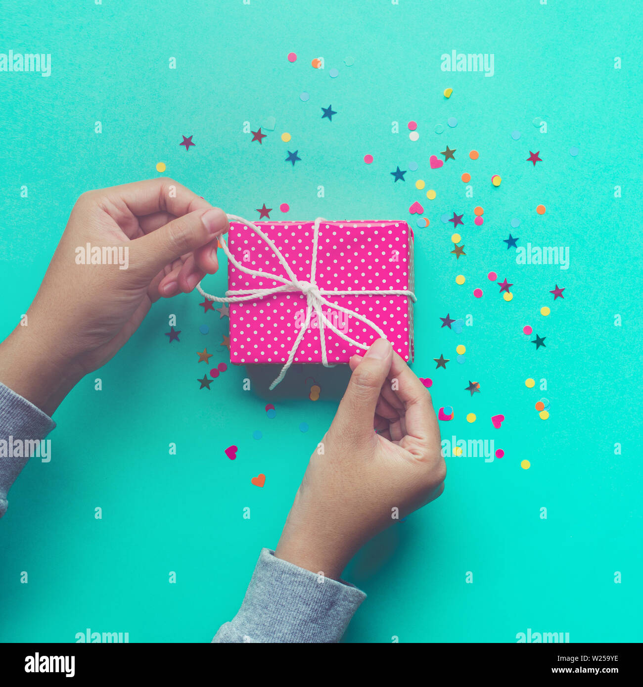 Ein Mädchen dekorieren niedlichen Geschenkbox. Feier Jubiläum und Partei Konzepte Ideen Stockfoto