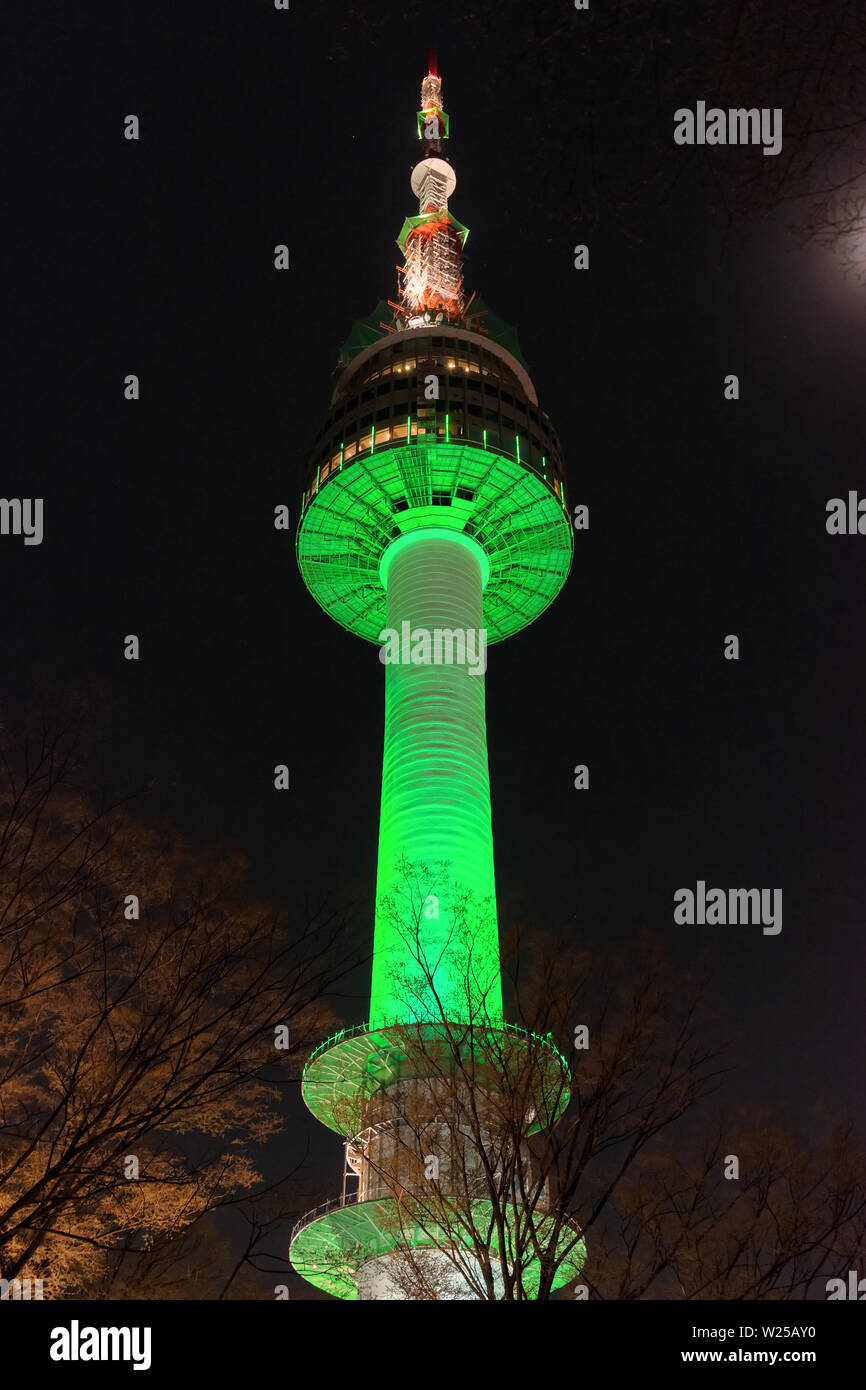 Die N Seoul Tower, auch als die Namsan Tower oder Seoul Tower bekannt, ist ein Kommunikations- und Aussichtsturm sich in Central City, Südkorea Stockfoto
