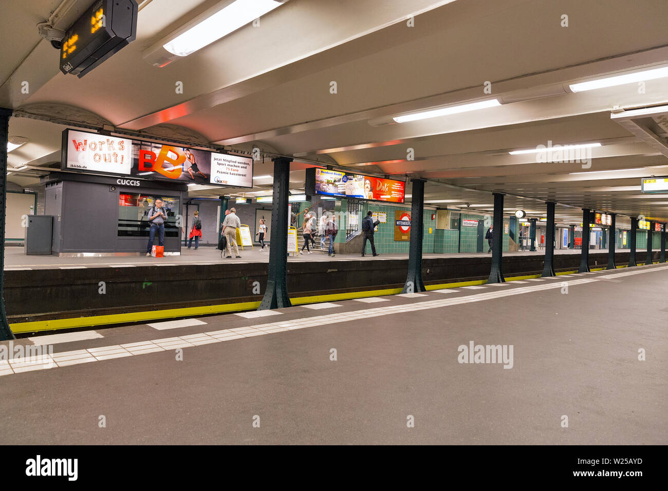 BERLIN, DEUTSCHLAND - 18 April 2019: Passagiere warten auf die U-Bahn innerhalb von Wittenberg Platz S-Bahn Station. Berlin ist die Hauptstadt und größte c Stockfoto