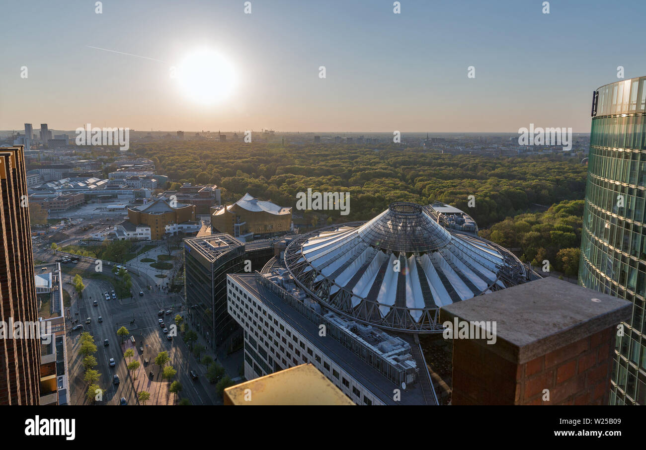 BERLIN, DEUTSCHLAND - 18 April 2019: Abend Antenne Stadtbild mit Sony Center, DB Tower und der Potsdamer Straße. Berlin ist die Hauptstadt und größte Stadt von Stockfoto
