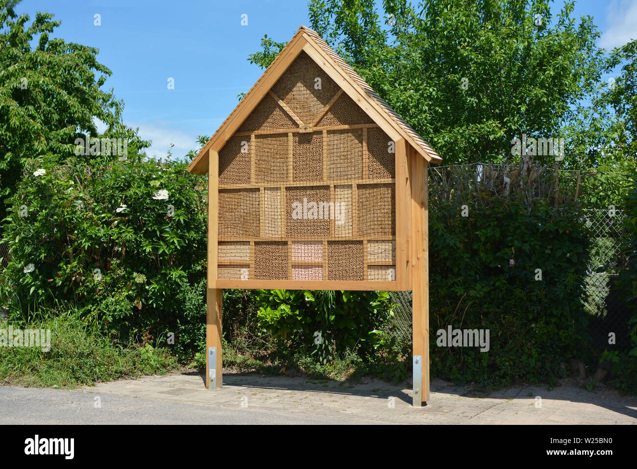 Big Wood insekt House hotel Struktur erstellt, Schutz für Insekten wie Bienen, Aussterben zu verhindern. Stockfoto