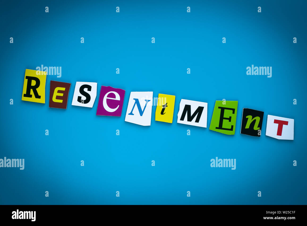 Wort - Ressentiments. Text auf blauem Hintergrund von bunte Buchstaben. Psychologische Konzept. Nachricht auf einem Plakat. Überschrift, Titel, Position auf der Karte Stockfoto