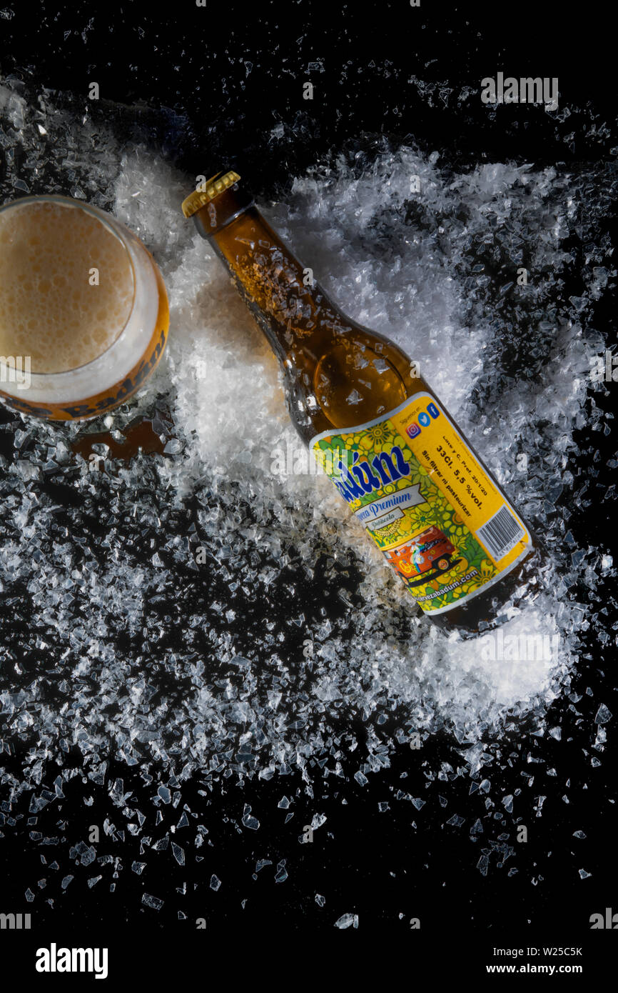 Peniscola, Castellon, Spanien, Mai 08, 2019: Blick von oben auf ein Handwerk Bier namens Badum. Eine Bierflasche und ein Bier im Glas, spanisches Bier ale größer. Stockfoto