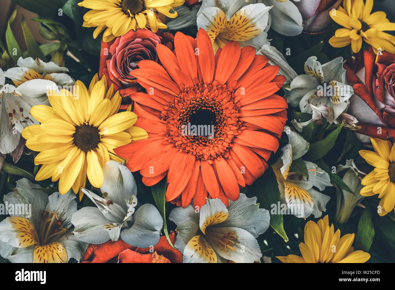 Vintage Grußkarte mit bunten Blumen. Blume Hintergrund im Retro-Stil. Blumen Blumenstrauß, Blumenschmuck. Kunst Jahrgang. Altes Papier Hintergrund Stockfoto