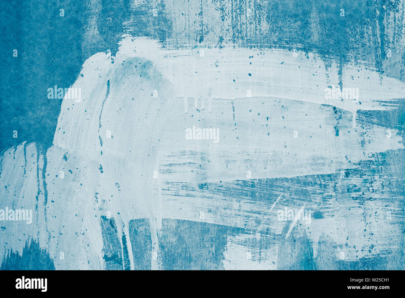 Weisse Farbe Flecken Auf Blaue Leinwand Tropft Aus Weisser Farbe Auf Der Blauen Wand Malte Verschmutzt Betonmauer Verschmierte Wand In Whitewash Buntem Putz Abs Stockfotografie Alamy