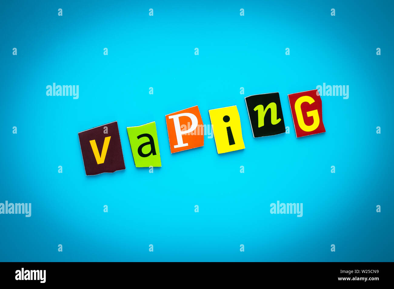 Text-VAPING von bunte Buchstaben auf blauem Hintergrund. Wort auf das Banner. Überschrift, Karte mit Inschrift. Nachricht auf einem Plakat. Stockfoto