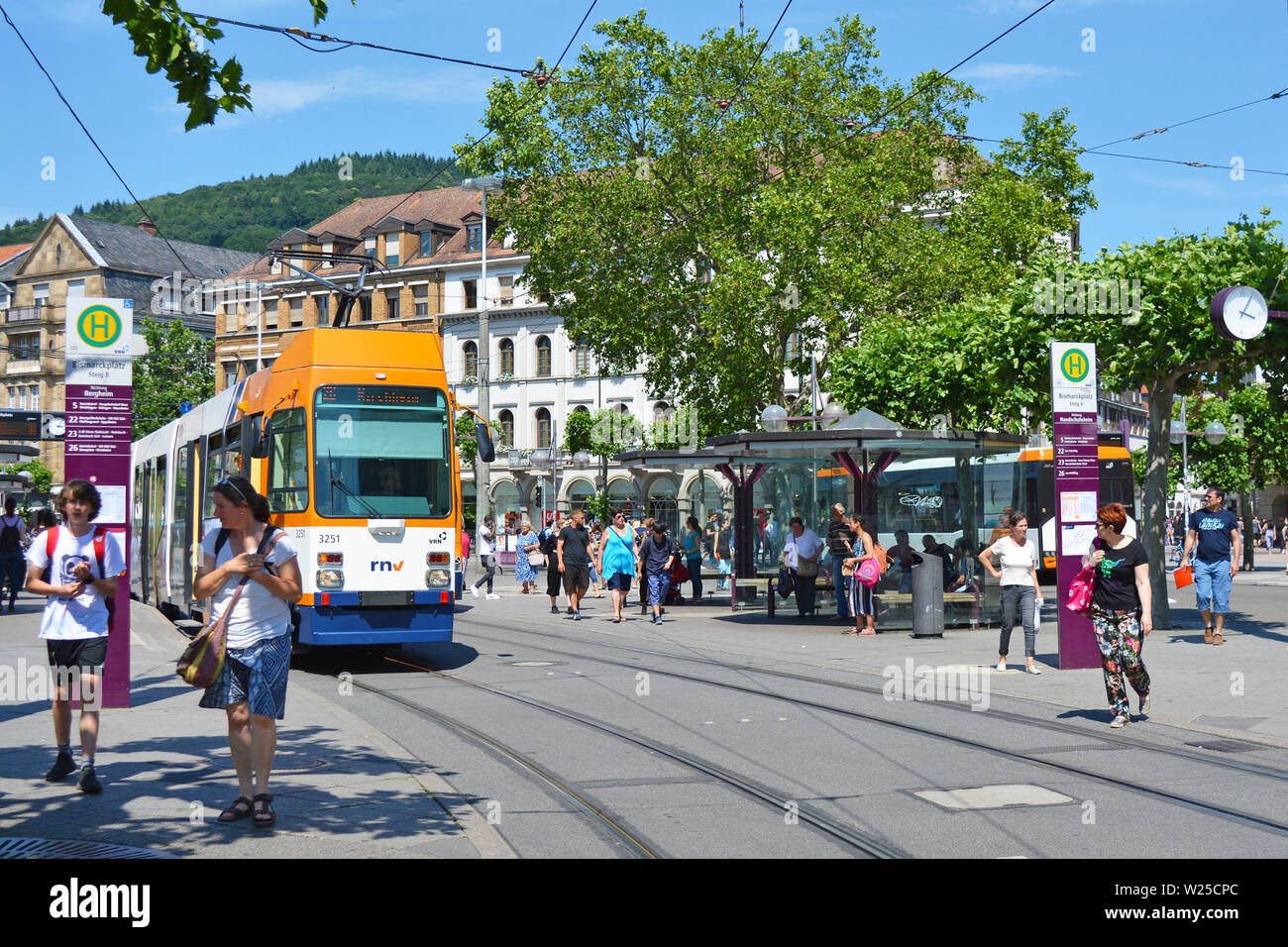 Heidelberg, Deutschland - Juni 2019: Zentrum "Bismarkplatz' mit Bahn und Bus Kreuzung mit Menschen an einem sonnigen Tag Stockfoto