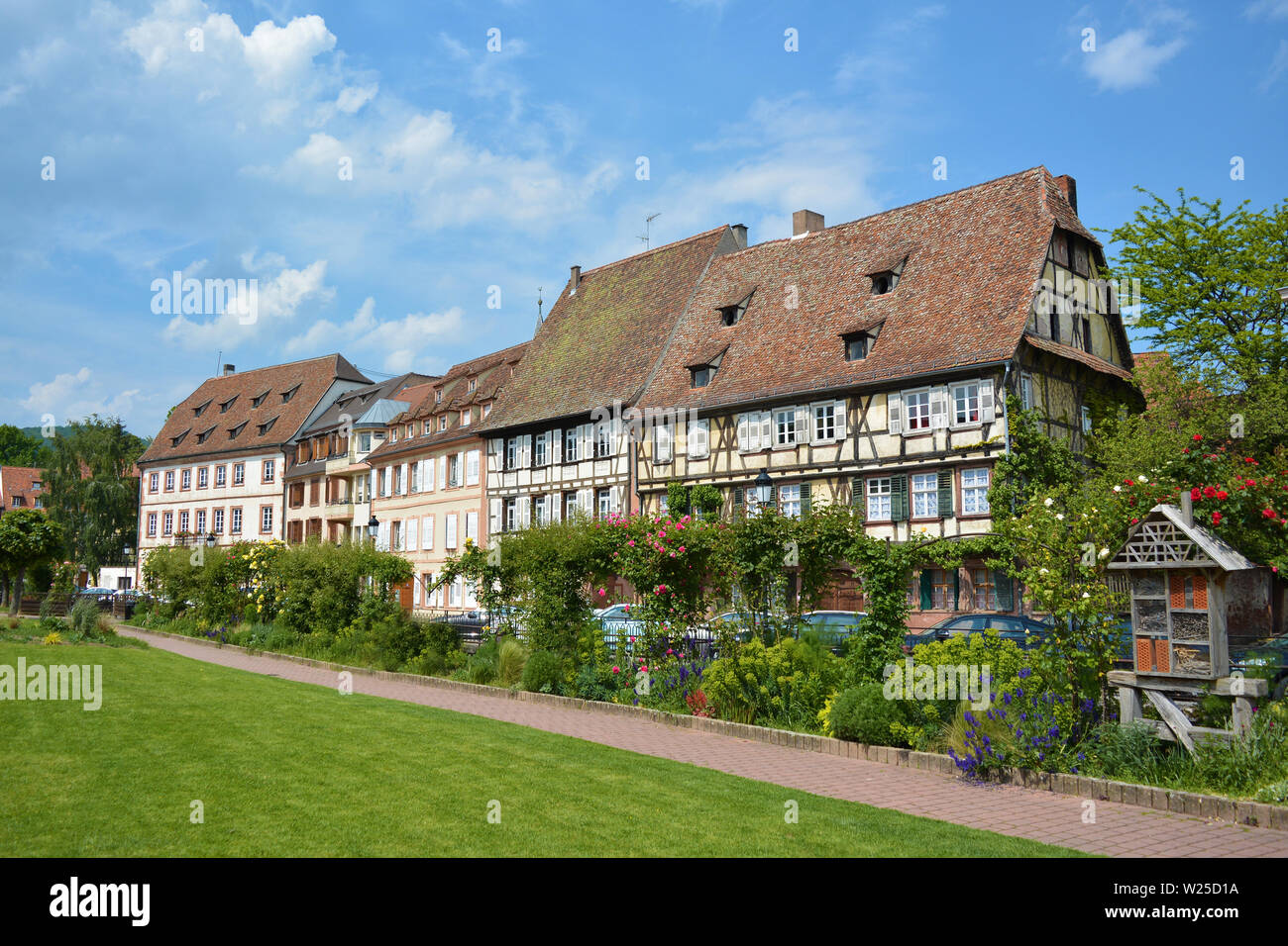 Kleiner Park ohne Personen mit Blick auf die schönen traditionellen Europäischen styletimber Framing häuser in der Innenstadt von Saverne in Frankreich Stockfoto