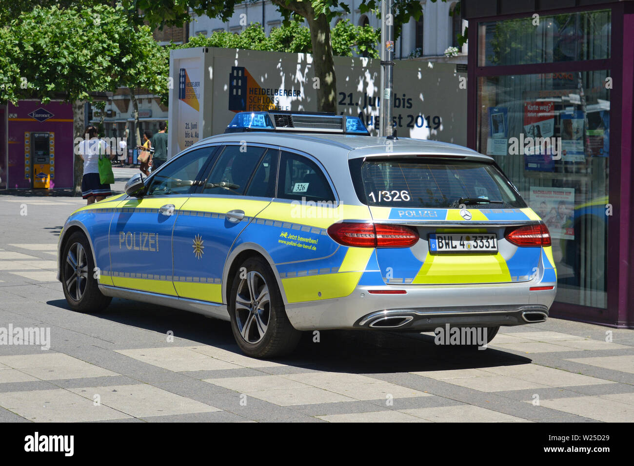 Heidelberg, Deutschland - 19. Juni: Blau und Gelb deutsche Polizei Auto auf Platz in der inneren Stadt geparkt Stockfoto