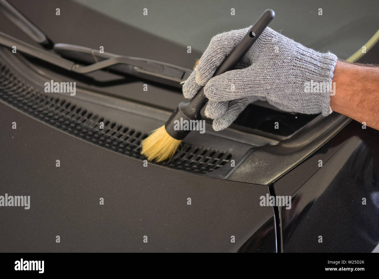 Auto Details | Details | Wachs | Abstauben | Schützen | sauber | Frottee | Pinsel | Dirty | Polnisch | Glänzend | Schwarze Auto Stockfoto