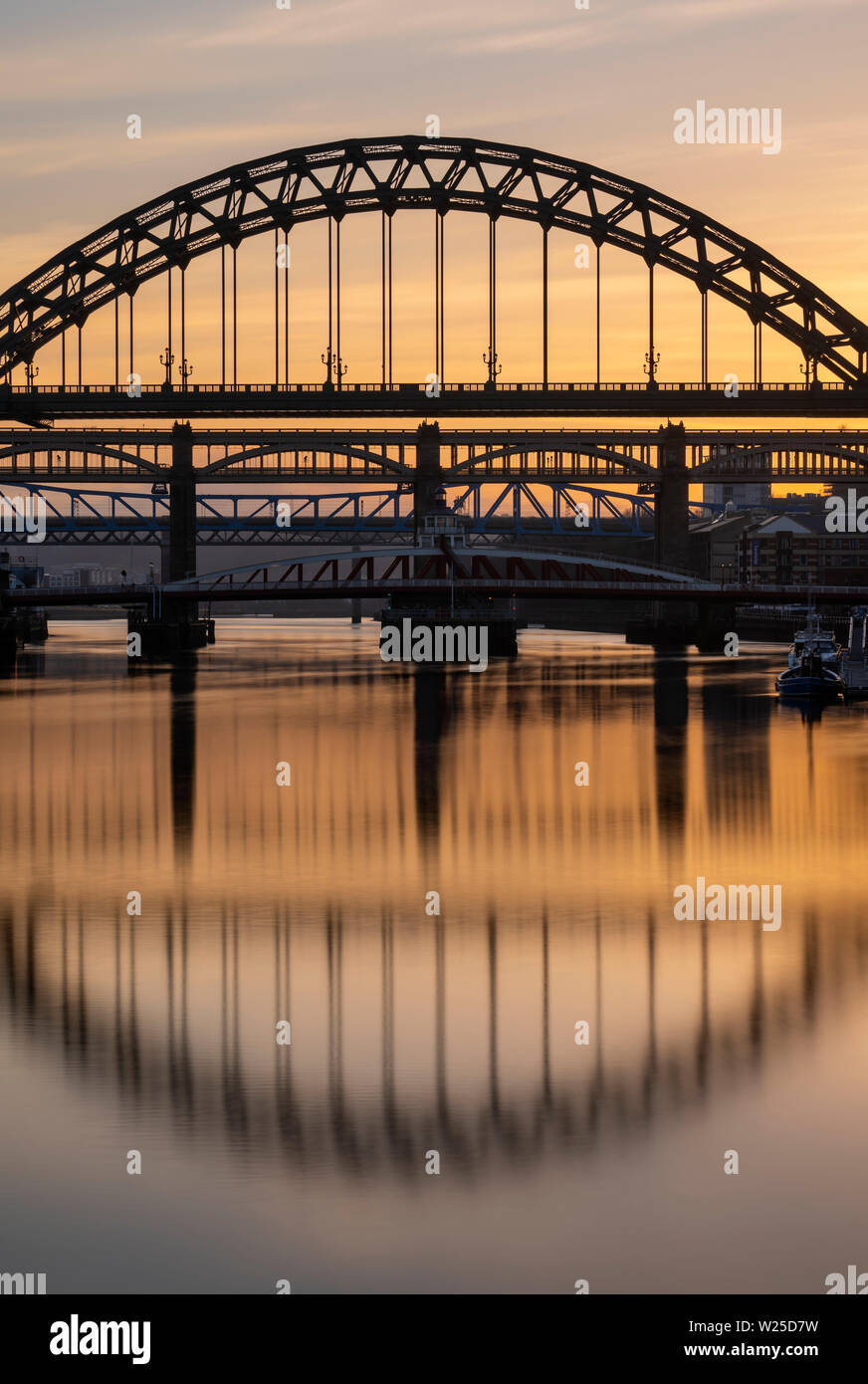 Vier Brücken über den Tyne, die Tyne Bridge, die Swing Bridge, das hohe Niveau und die U-Bahn Brücke, Newcastle upon Tyne, England Stockfoto