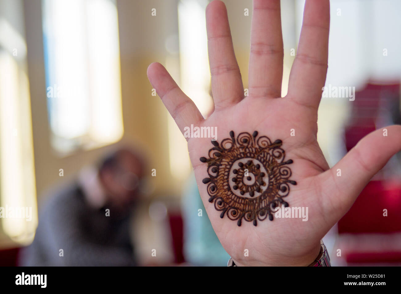 Junge Messe indisches Mädchen mit kleinen mehendi Design auf Ihre Hand Stockfoto