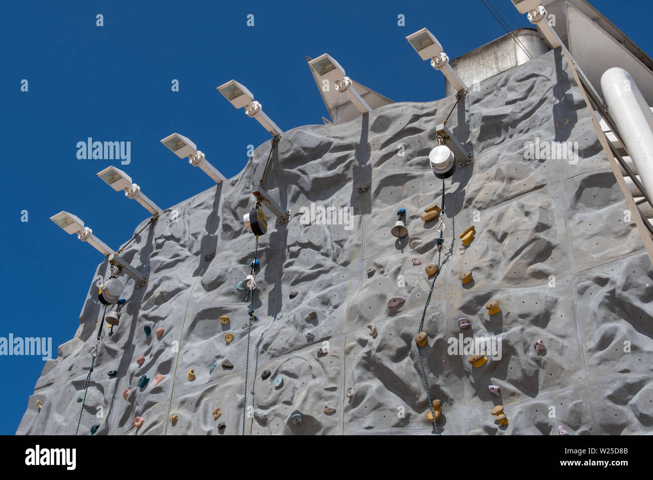 Atlantik - APR 2017: Kletterwand auf dem oberen Deck des Kreuzfahrtschiff Brilliance of the Seas gegen den blauen Himmel Stockfoto