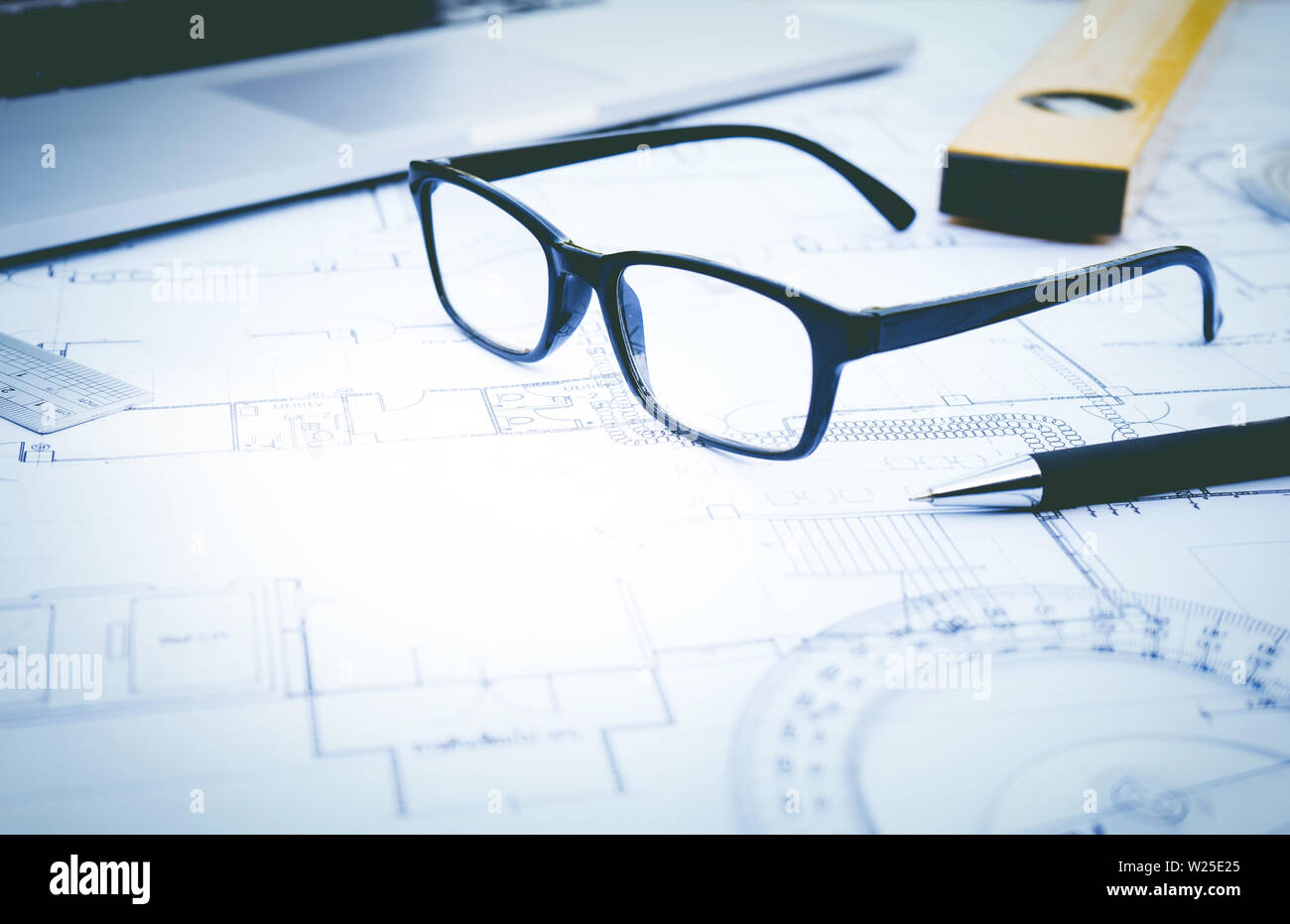 Gläser auf plan Design. Konzepte von Architektur, Baugewerbe, Maschinenbau Stockfoto