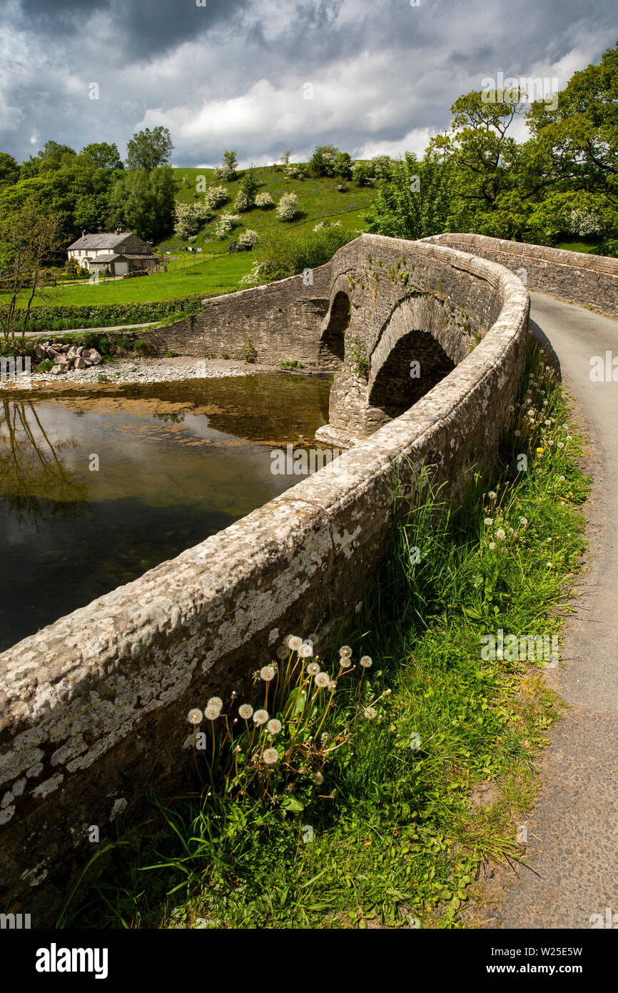 UK, Cumbria, Sedbergh, Lowgill, armbeuge Lune, Poolhaus, isolierte Cottage an der Brücke über den Fluss Lune Stockfoto