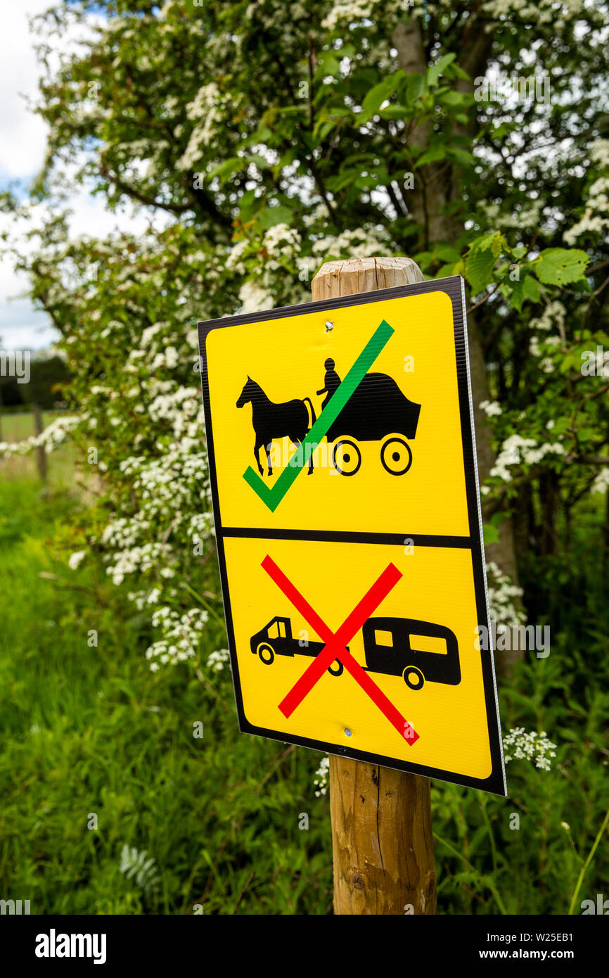 UK, Cumbria, Sedbergh, Hebblethwaites, Appleby Horse Fair Vorbereitung, Zeichen verhindert Zigeunerwagen oder Traveller's Pferd gezogenen Fahrzeugen aus overnig Stockfoto