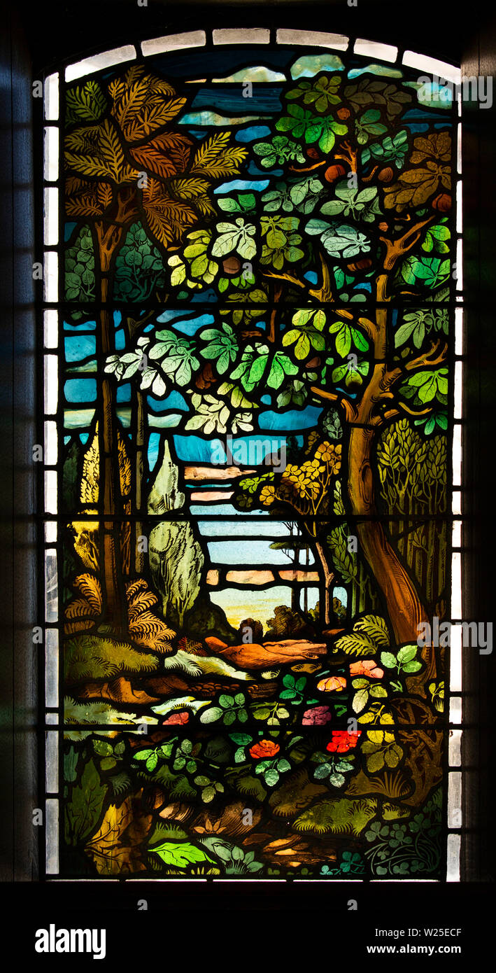 UK, Cumbria, Sedbergh, Marthwaite, St Gregory's Kirche Fenster, Darstellung naturalistischer woodland Szene Stockfoto