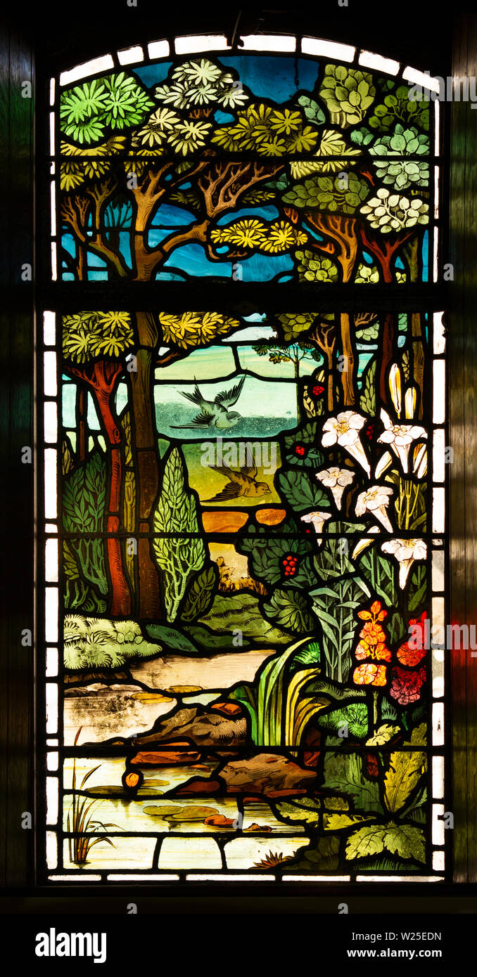 UK, Cumbria, Sedbergh, Marthwaite, St Gregory's Kirche Fenster, Darstellung naturalistischer woodland Szene Stockfoto