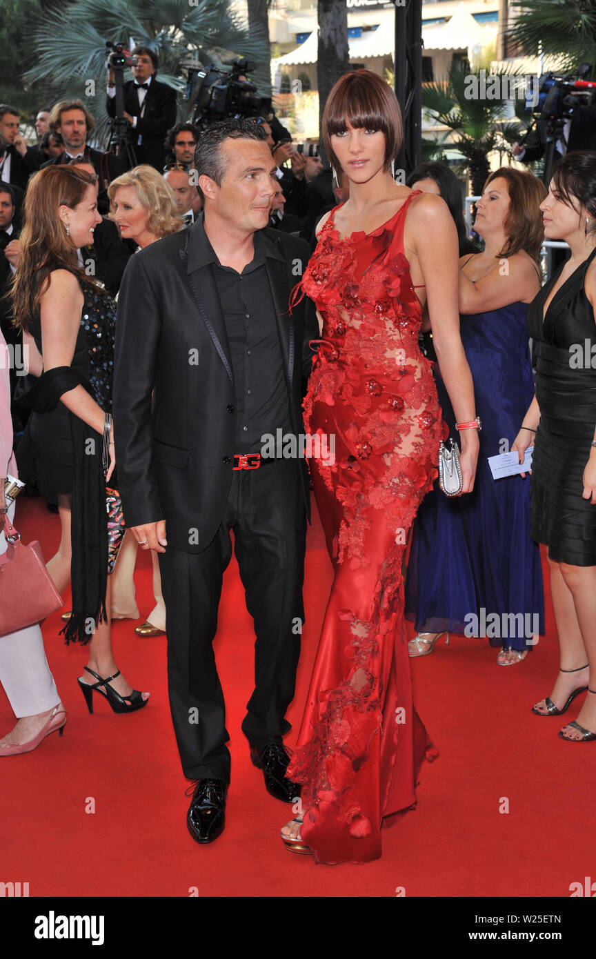 CANNES, Frankreich. 19. Mai 2009: Radfahrer Richard Virenque & Jessica Sow bei der Premiere von "Zerrissene Umarmungen" in Konkurrenz am 62. Festival de Cannes. © 2009 Paul Smith/Featureflash Stockfoto