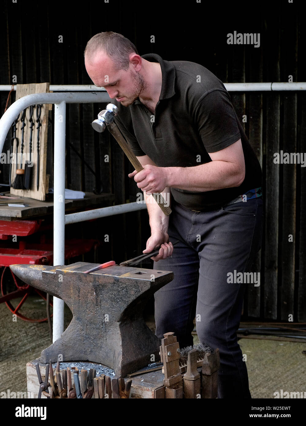 Schmied bei der Arbeit bilden, heißes Metall nach Heizung in einer Schmiede. Stockfoto