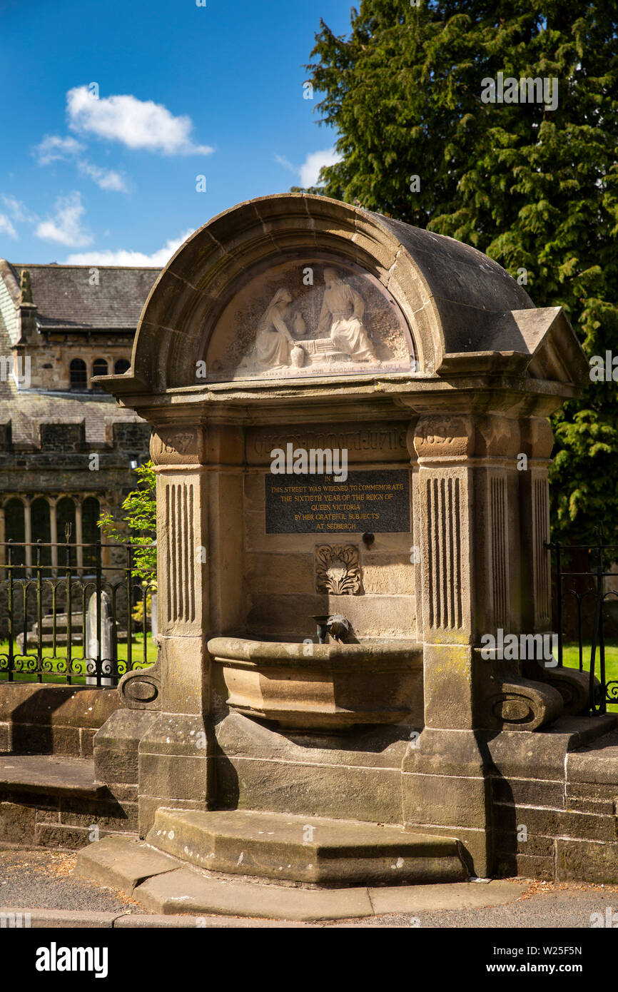 UK, Cumbria, Sedbergh, finkle Street, Queen Victoria Diamond Jubilee Brunnen neben der St Andrew's Pfarrkirche Stockfoto