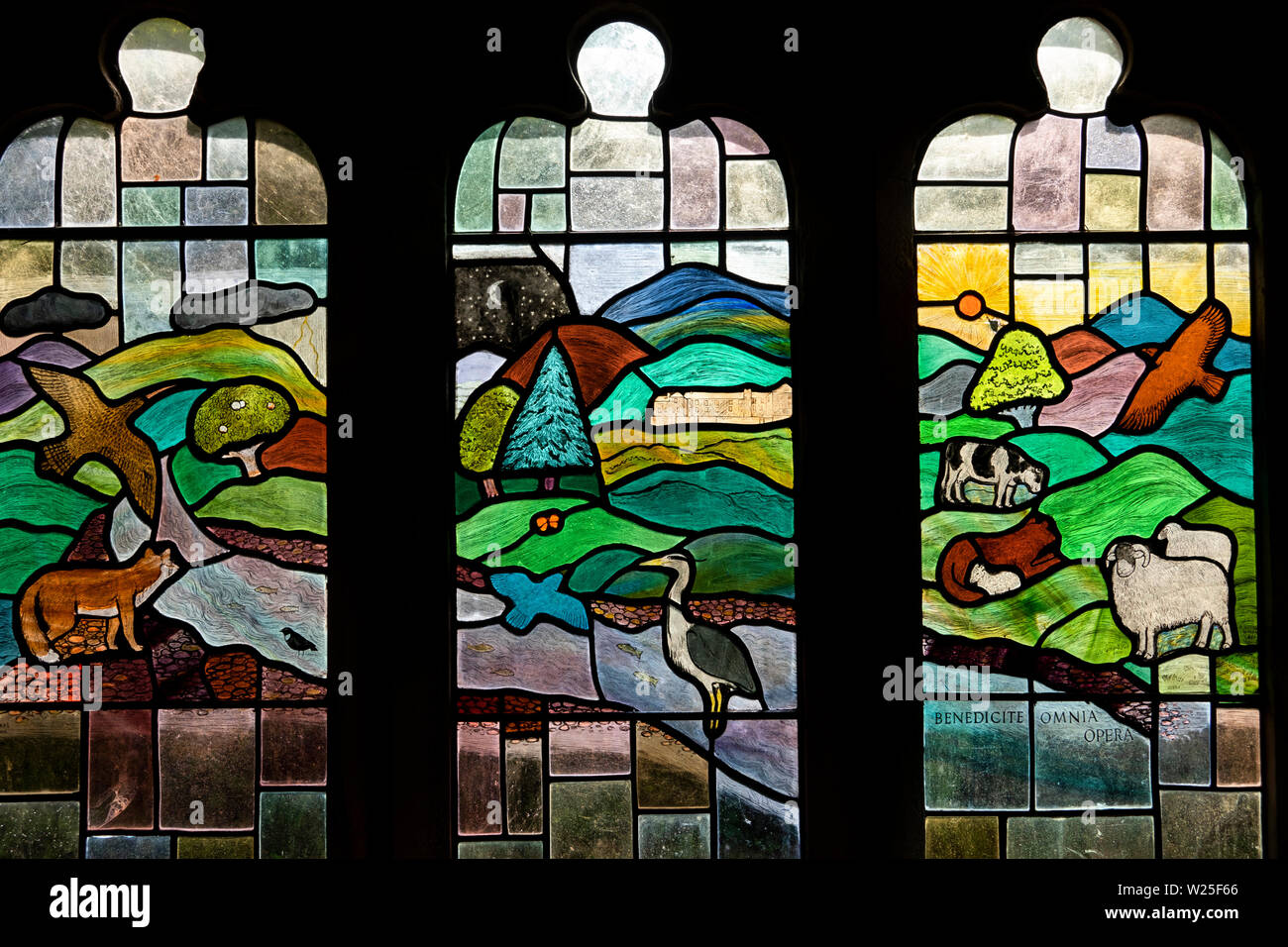 UK, Cumbria, Sedbergh, Loftus Hill, Municipality Kapelle Innenraum, moderne Fenster aus buntem Glas. Stockfoto