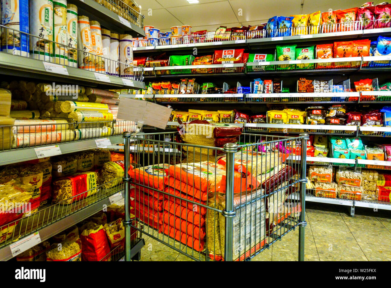 Asiatischen Supermarkt 'Asien' Supermarkt Regale, Dresden, Deutschland Stockfoto