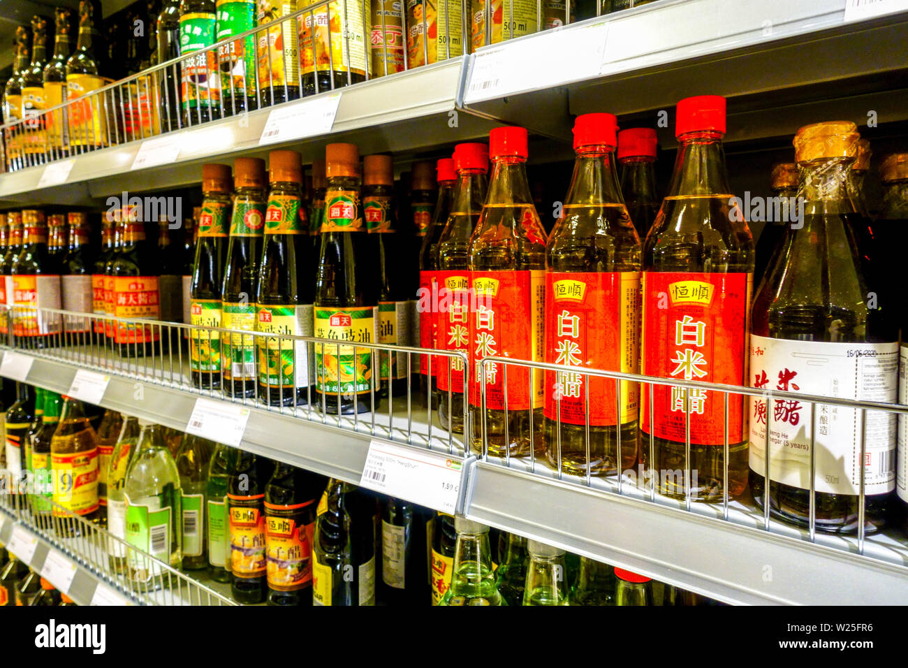 Nur asiatische Produkte in den Supermarktsaucen, Sojasauce, Dresden, Deutschland Supermarktregale, Regal Stockfoto