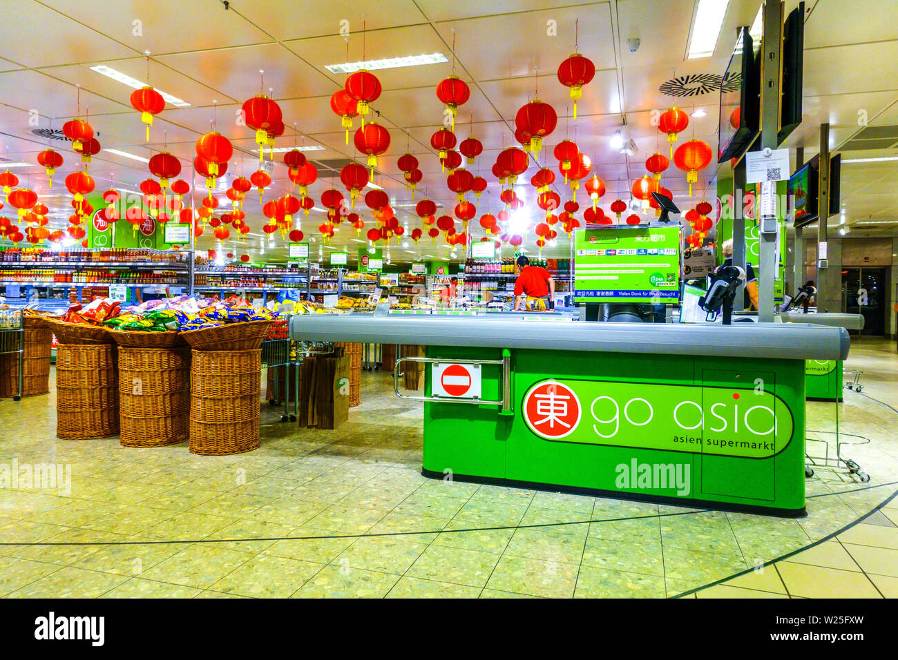 Asiatischen Supermarkt "Go Asia" im Verkauf von Produkten nur aus Asien, aus Dresden, Deutschland Dekoration von Lampions Stockfoto