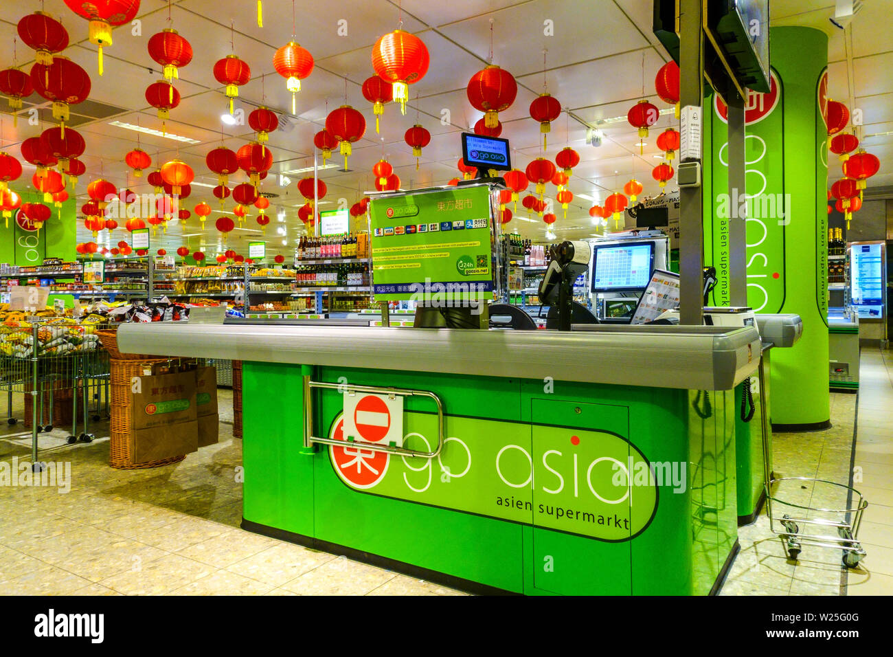 Asiatischen Supermarkt "Go Asia" im Verkauf von Produkten nur aus Asien, aus Dresden, Deutschland Dekoration von Lampions Stockfoto