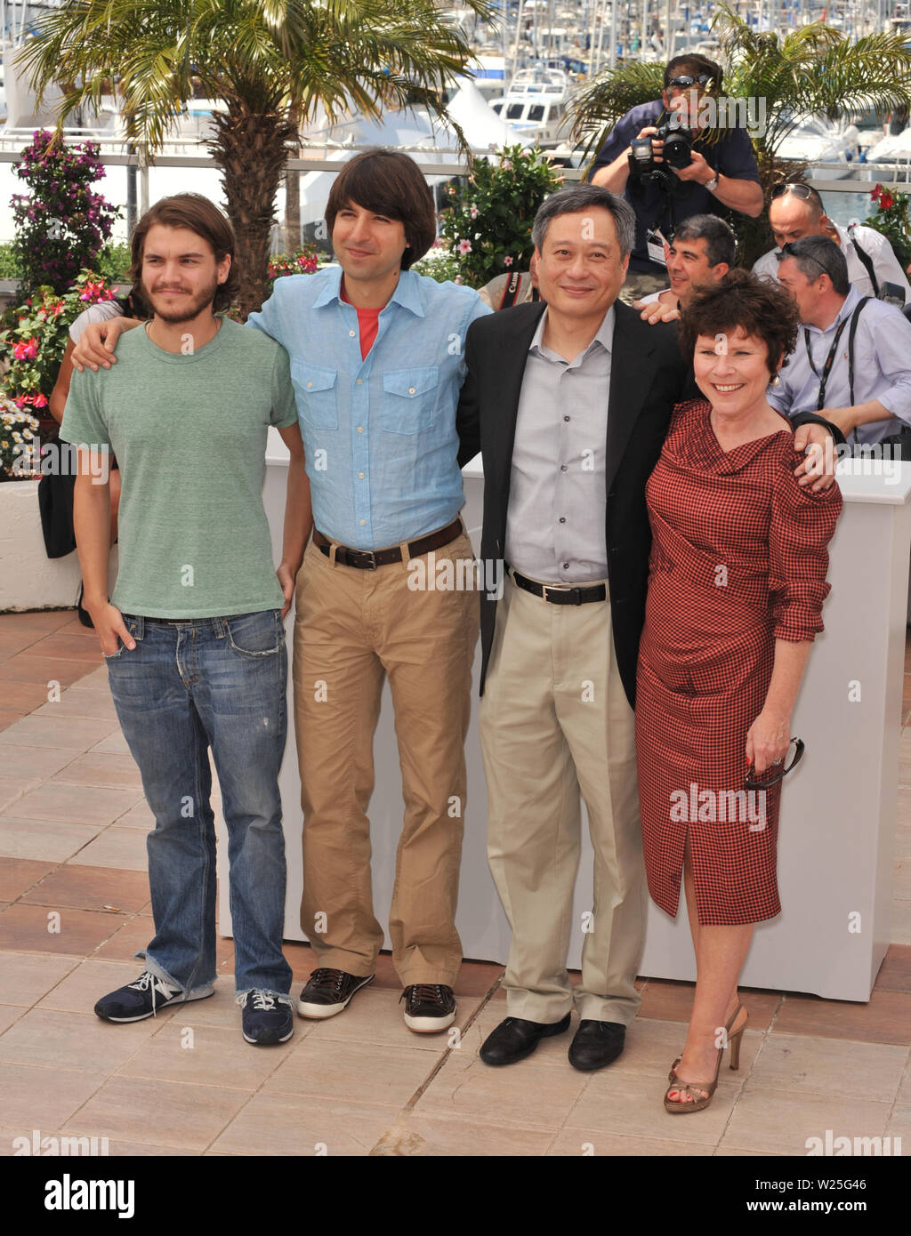 CANNES, Frankreich. 16. Mai 2009: Emile Hirsch (links), Demetri Martin, Regisseur Ang Lee & Imelda Staunton am Fotoshooting für ihren neuen Film "Woodstock", die im Wettbewerb ist auf der 62. Festival de Cannes. © 2009 Paul Smith/Featureflash Stockfoto