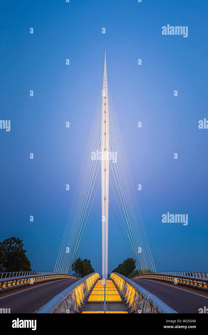 Die Harfe Brücke ist eine der drei benachbarten Brücken über den Hoofdvaart Kanal. Alle drei, die von Santiago Calatrava. Diese drei Brücken wurden Stockfoto