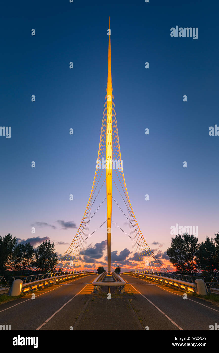 Die Harfe Brücke ist eine der drei benachbarten Brücken über den Hoofdvaart Kanal. Alle drei, die von Santiago Calatrava. Diese drei Brücken wurden Stockfoto