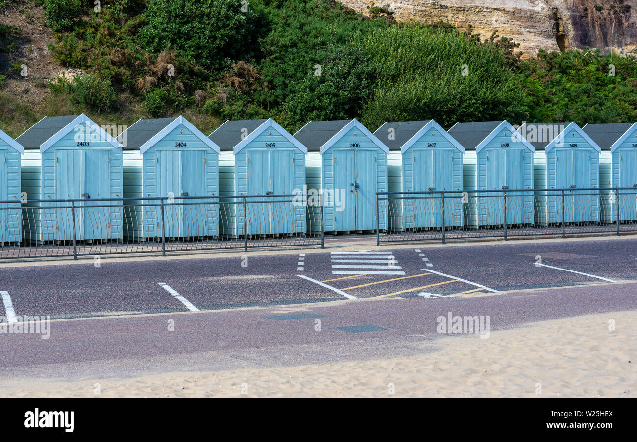 Sky Blue Beach Huts in einer Reihe an der Promenade von Bournemouth, Dorset, Großbritannien Stockfoto