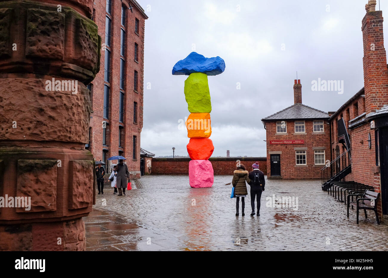 Liverpool Merseyside, Großbritannien - Liverpool mountain von Ugo Rondinone durch die Tate Gallery Albert Docks Stockfoto