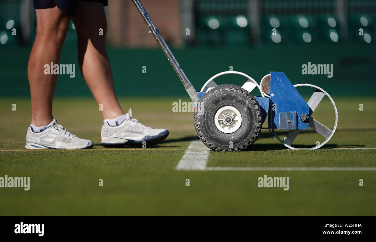 Das Bodenpersonal bereiten die Gerichte am Tag sechs der Wimbledon Championships in der All England Lawn Tennis und Croquet Club, London. Stockfoto