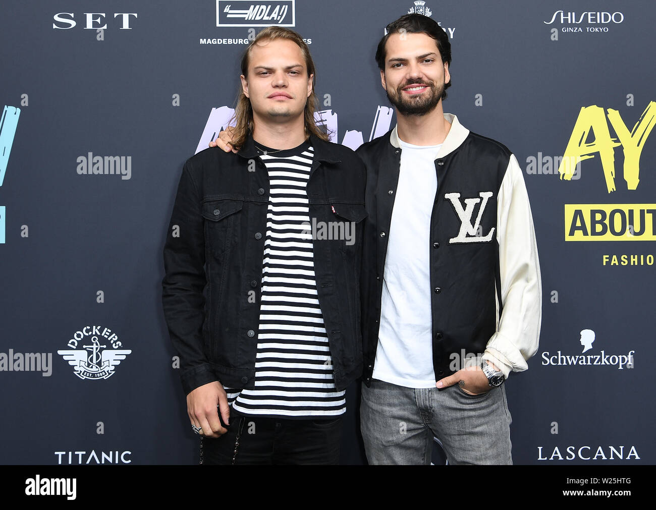 Berlin, Deutschland. 05. Juli, 2019. Wilson Gonzalez Ochsenknecht (l) mit  seinem Bruder Jimi Blue Ochsenknecht kommen zu der Sendung "über Sie". Die  Kollektionen für Frühjahr/Sommer 2020 wird in Berlin Fashion Week  präsentiert