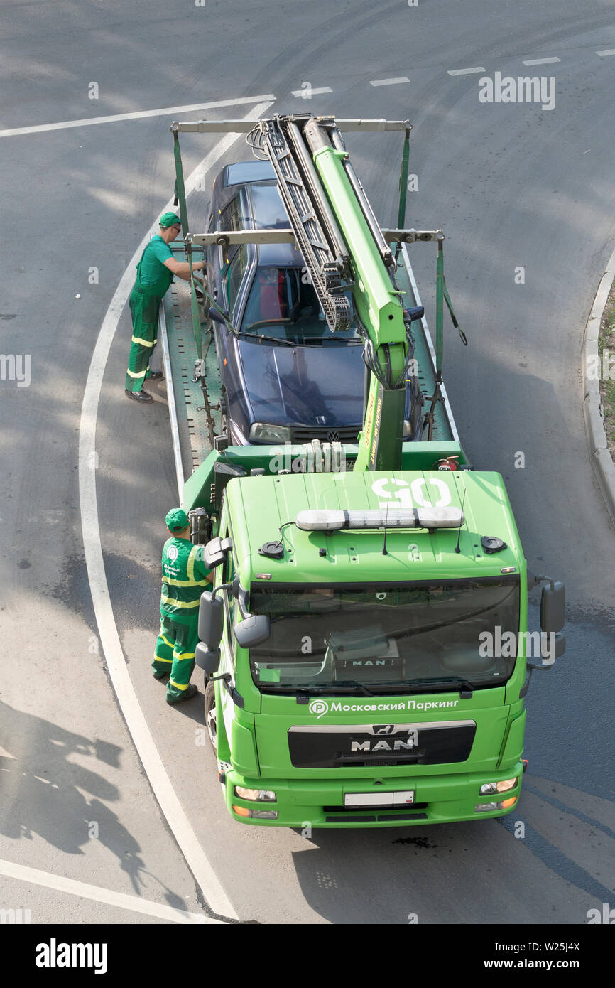 Moskau/Russland - Mai 2019: Be- und Abschleppen ein Auto für falsches Parken. Bild kann für Themen wie Verkehr, Verkehr Gesetze verwendet werden, verkehr ru Stockfoto