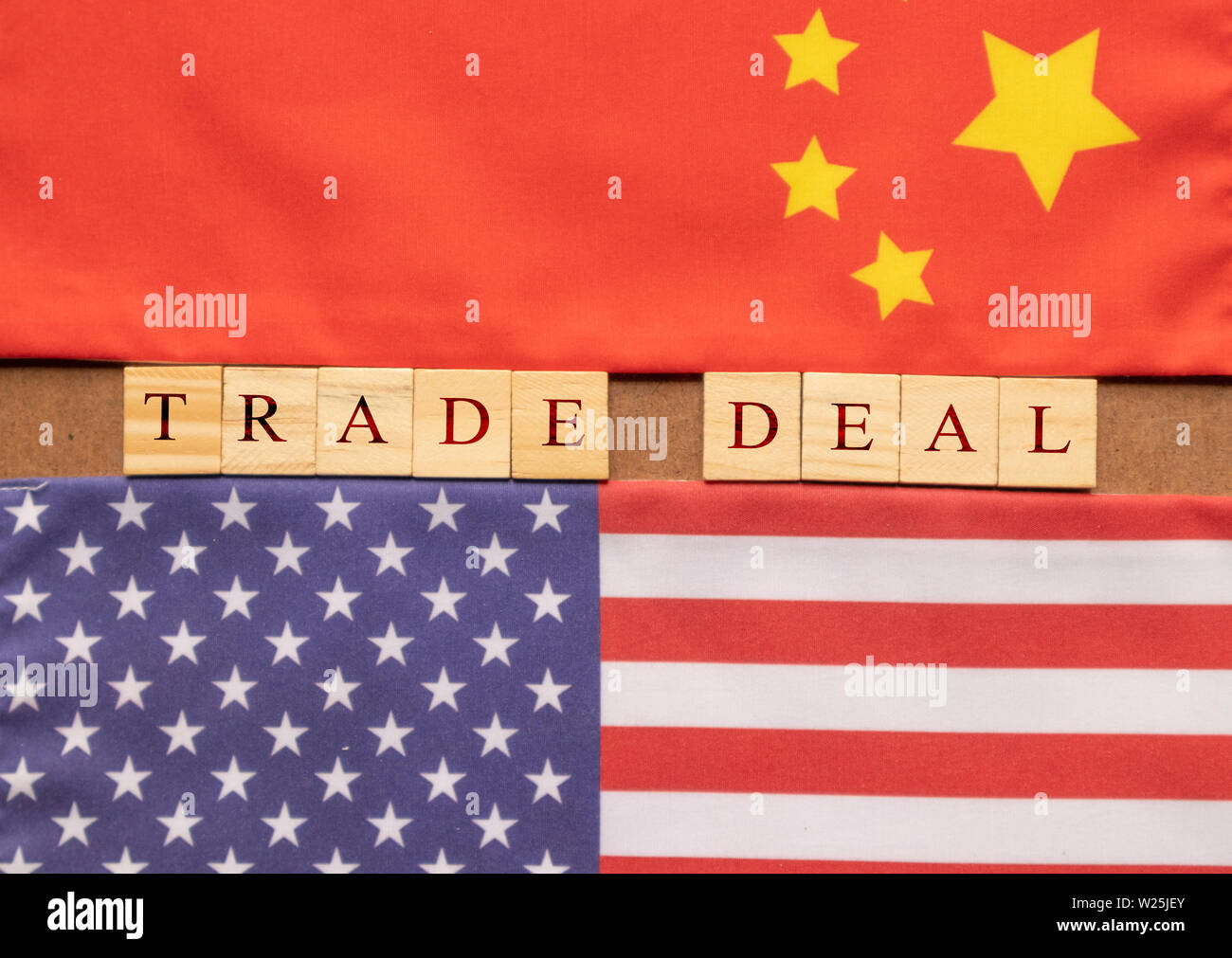 Konzept der China-USA-Handel beschäftigen, Handelsabkommen Gedruckt auf Holz- Druckschrift zwischen China und den USA Flaggen Stockfoto