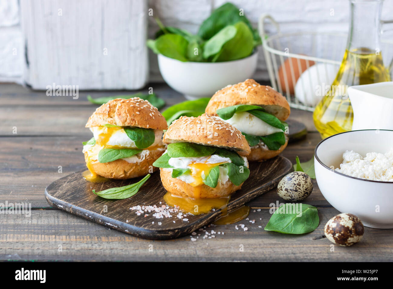 Veggie Burger mit pochiertem Ei und Sauerampfer in einem Quark bun auf Reis Mehl als gesundes Frühstück Konzept im Stil eines Lebens Stil. Stockfoto