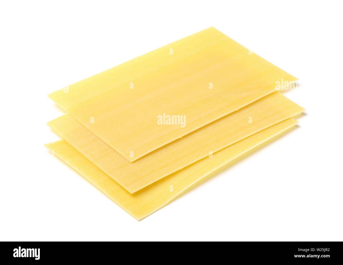 Drei ungekocht Lasagne Blätter isoliert auf weißem Stockfoto