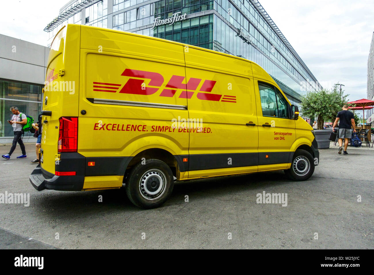 DHL Transporter, Zustelldienst, Prager Straße Dresden, Deutschland Europa DHL Transporter Stockfoto