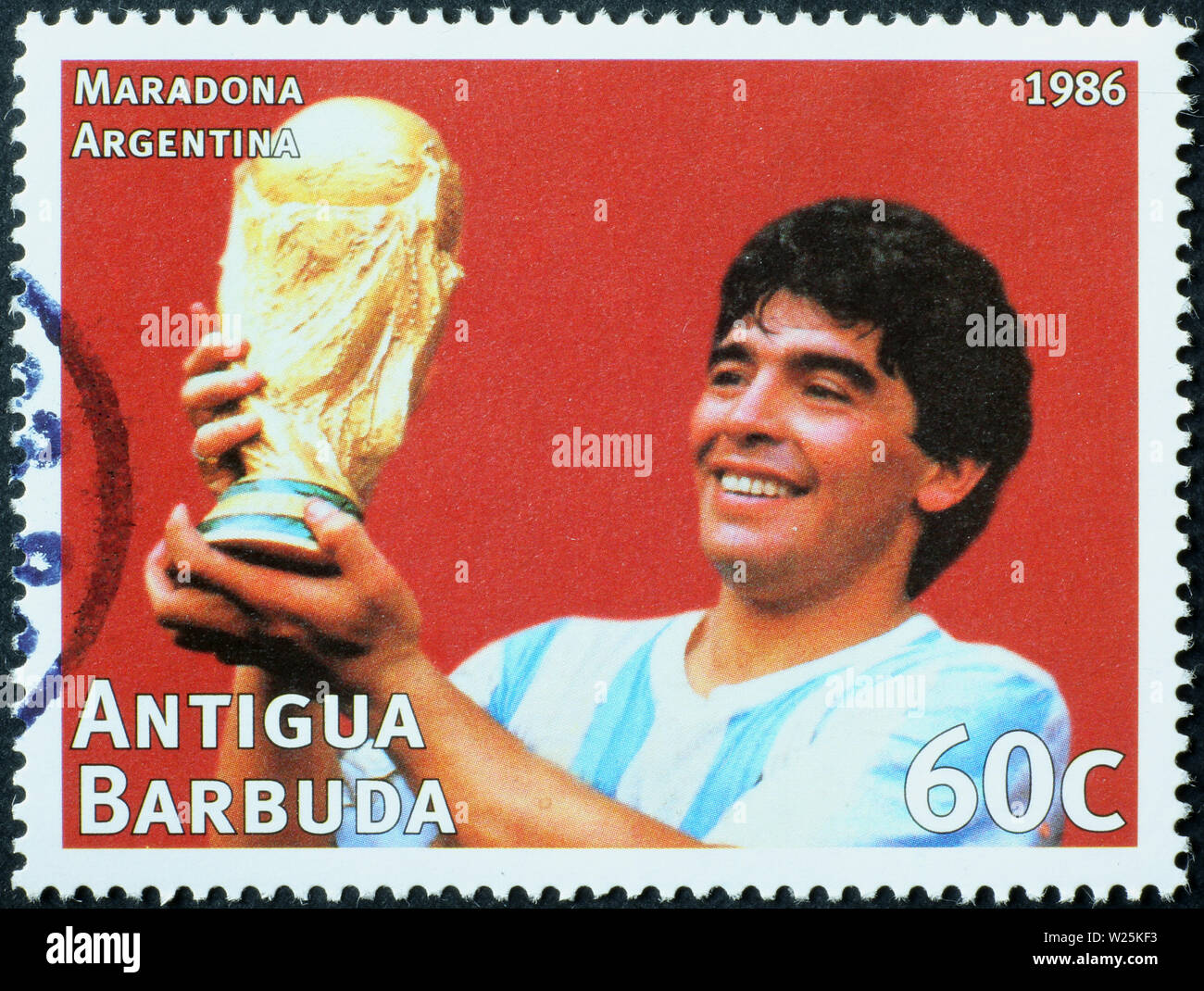 Maradona mit WM-Pokal auf Briefmarke Stockfoto