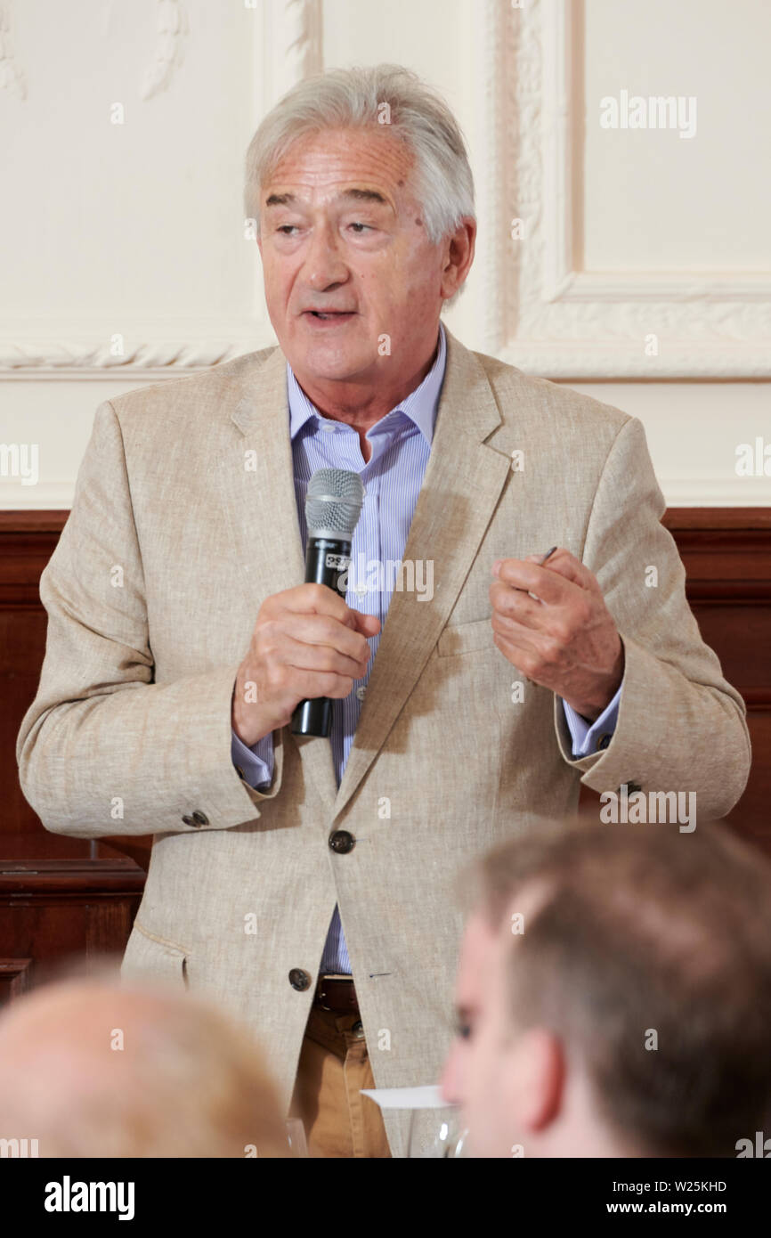 Sir Antony Beevor in den Oldie literarische Mittagessen; 02/07/19. Stockfoto