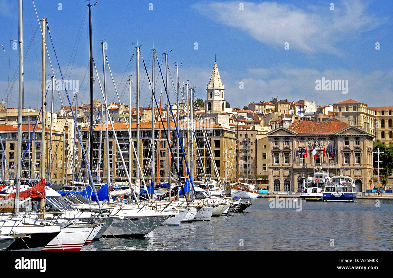 Vieux Port mit der Stadt Halle, Marseille, Bouches-du-Rhone, Provence-Alpes-Cote d'Azur, Frankreich Stockfoto
