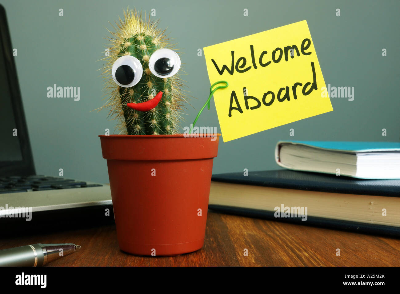 An Bord Konzept Willkommen. Lustige Kaktus am Arbeitsplatz im Bro  Stockfotografie - Alamy